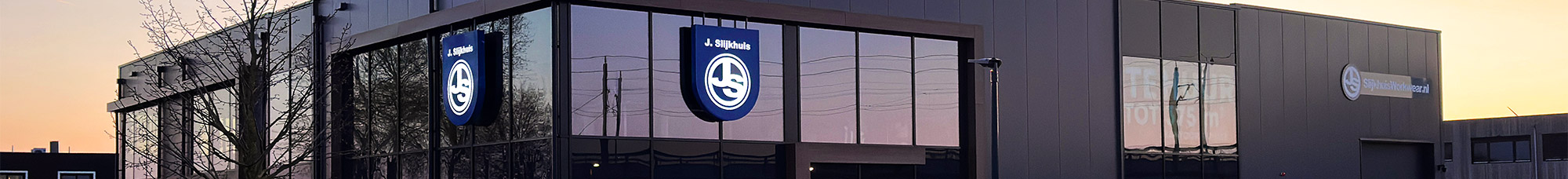 Verlichte gevelreclame met lichtbakken, project Slijkhuis