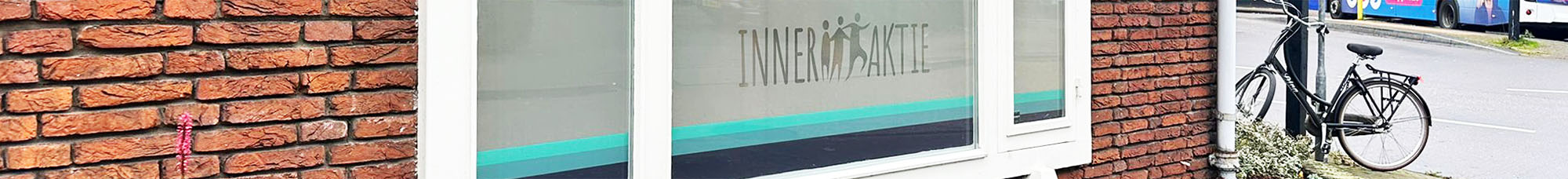 Raamstickers op een etalage, project Inner Aktie